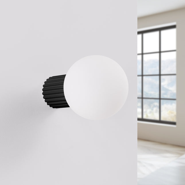 Applique Halo noire IP44 fixée au mur, vue de profil, luminaire design éteint