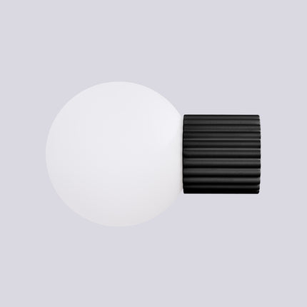 Applique murale Halo noire IP44 vue de face, socle nervuré et globe opalin
