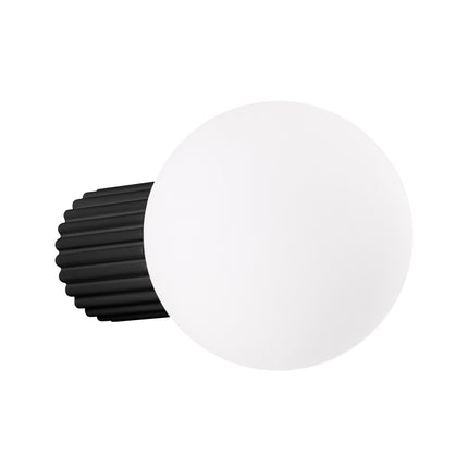Applique murale Halo noire IP44, globe opalin sur socle aluminium nervuré noire
