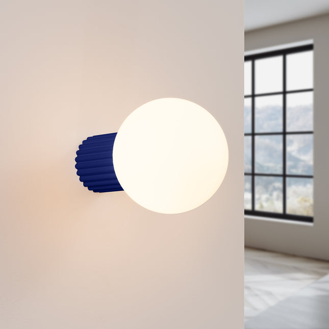 Applique Halo outremer IP44 allumée, lumière douce diffusée sur un mur clair