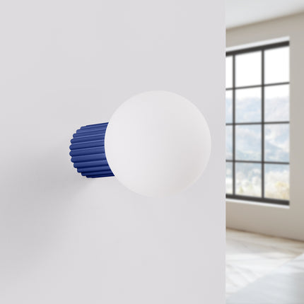 Applique Halo outremer IP44 fixée au mur, vue de profil, luminaire design éteint
