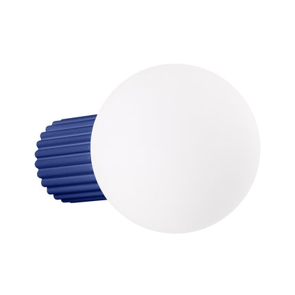 Applique murale Halo outremer IP44, globe opalin sur socle aluminium nervuré outremer