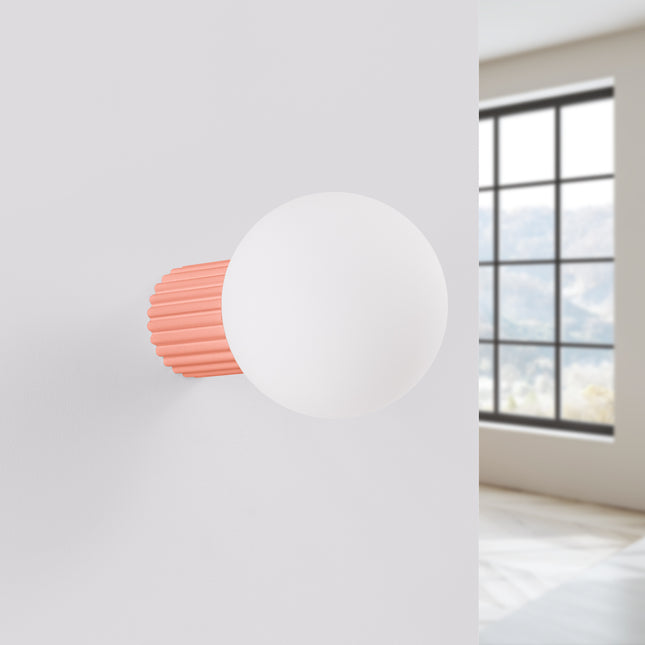 Applique Halo pêche IP44 fixée au mur, vue de profil, luminaire design éteint