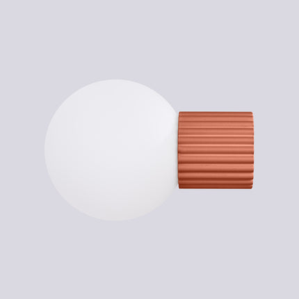 Applique murale Halo rouge ocre IP44 vue de face, socle nervuré et globe opalin