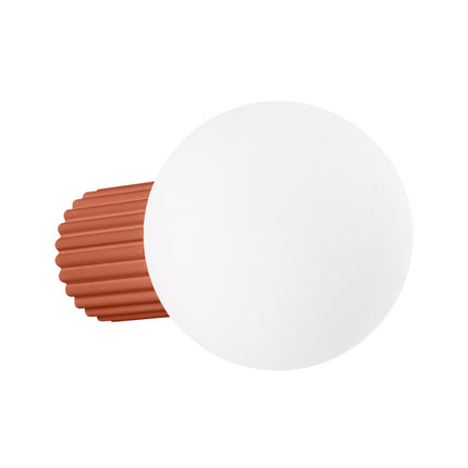 Applique murale Halo rouge ocre IP44, globe opalin sur socle aluminium nervuré rouge ocre