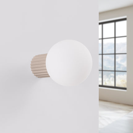 Applique Halo taupe IP44 fixée au mur, vue de profil, luminaire design éteint