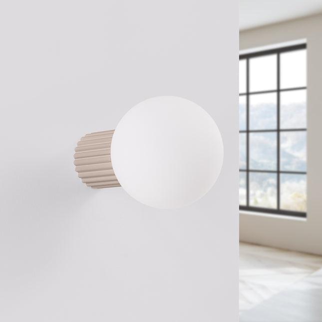 Applique Halo taupe IP44 fixée au mur, vue de profil, luminaire design éteint