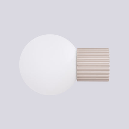 Applique murale Halo taupe IP44 vue de face, socle nervuré et globe opalin