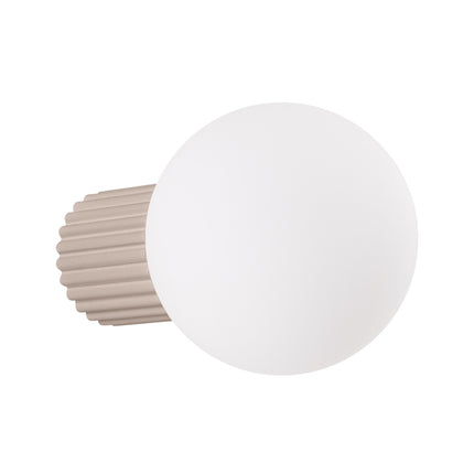 Applique murale Halo taupe IP44, globe opalin sur socle aluminium nervuré taupe