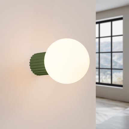 Applique Halo vert olive IP44 allumée, lumière douce diffusée sur un mur clair