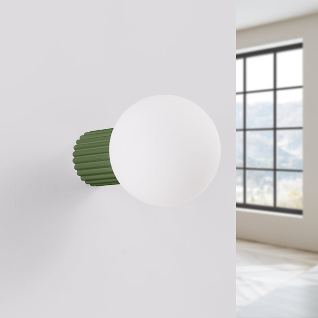 Applique Halo vert olive IP44 fixée au mur, vue de profil, luminaire design éteint