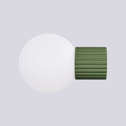 Applique murale Halo vert olive IP44 vue de face, socle nervuré et globe opalin