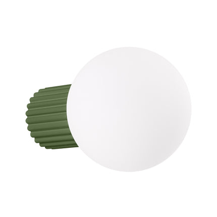 Applique murale Halo vert olive IP44, globe opalin sur socle aluminium nervuré vert olive