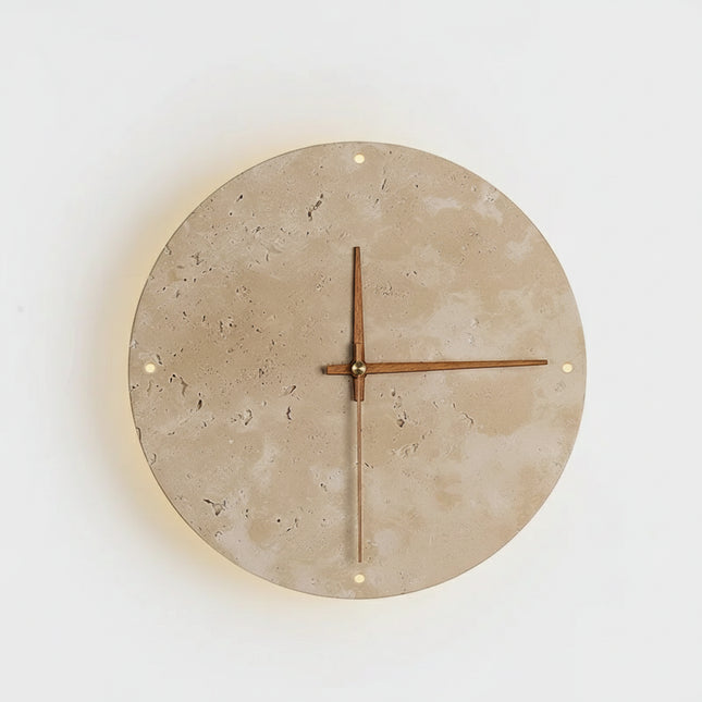 Applique horloge murale en travertin vue de face, aiguilles en bois et halo LED blanc chaud