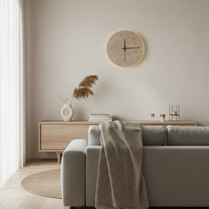 Horloge applique en travertin au-dessus d'une console en bois clair dans un salon nordique lumineux