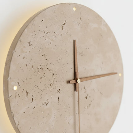 Détail du disque en travertin de l'applique horloge Sovala, alvéoles et veines de la pierre naturelle