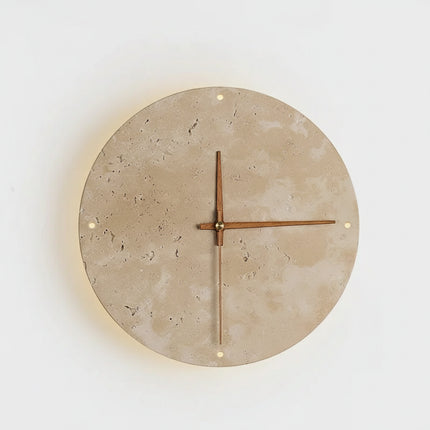 Applique horloge murale en travertin Sovala vue de face, halo LED blanc chaud et aiguilles en bois