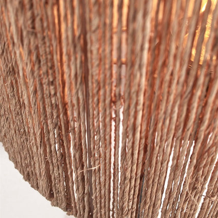 Gros plan sur le tressage en fils de jute naturel de l'abat-jour de l'applique Iguazu