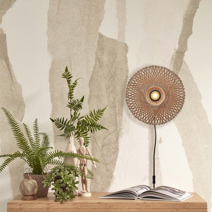 Applique murale Kalimantan en bambou naturel installée au-dessus d'une console en bois, ambiance chaleureuse et végétale