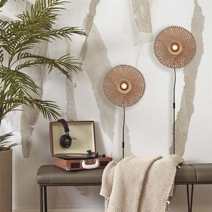 Duo d'appliques murales en bambou tressé naturel au-dessus d'une banquette, décor bohème avec plante et tourne-disque