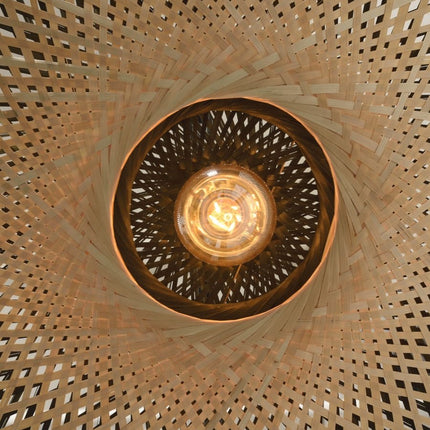 Vue de dessous du motif en spirale du tressage bambou de l'applique Kalimantan avec ampoule allumée