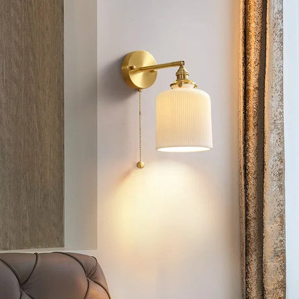 Applique en laiton et céramique diffusant une lumière chaude et douce dans un salon cosy
