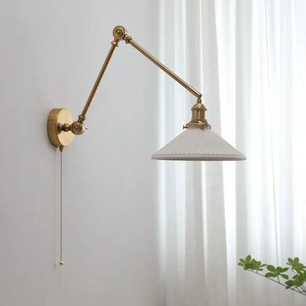 Applique murale vintage en laiton à bras orientable et abat-jour plat en céramique blanche