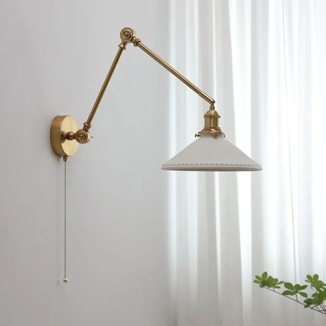 Applique murale vintage en laiton à bras orientable et abat-jour plat en céramique blanche