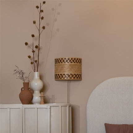 Gros plan sur le motif tressé en croisillons du bambou naturel et brun de l'applique Langkawi