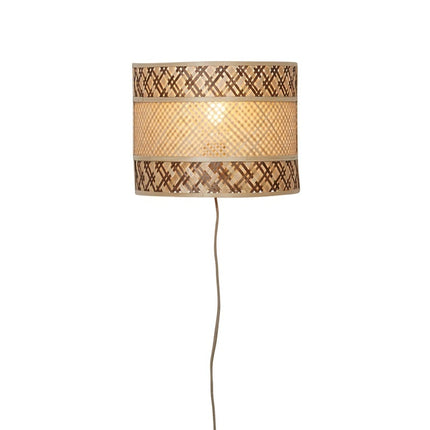 Applique murale Langkawi en bambou tressé sur fond blanc avec câble textile beige et prise