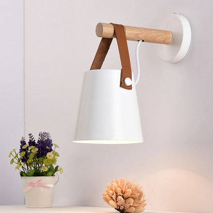Applique lanterne en bois et métal dans une chambre scandinave