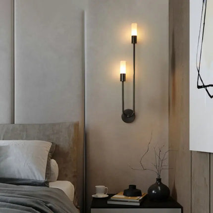 Applique murale en cuivre avec deux sources lumineuses LED, parfaite pour les intérieurs contemporains.