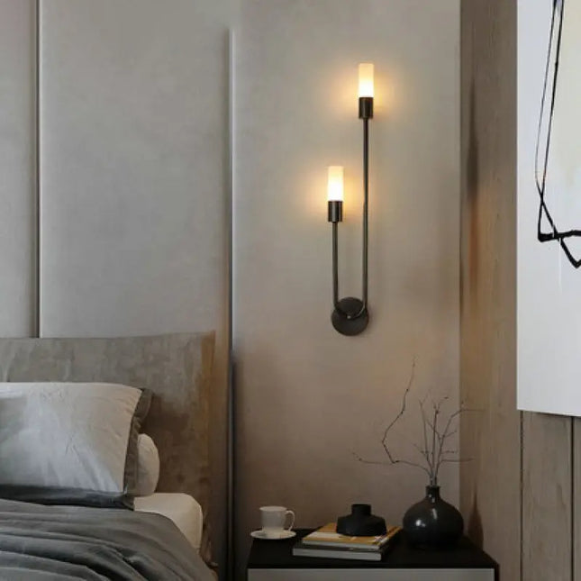 Applique murale en cuivre avec deux sources lumineuses LED, parfaite pour les intérieurs contemporains.