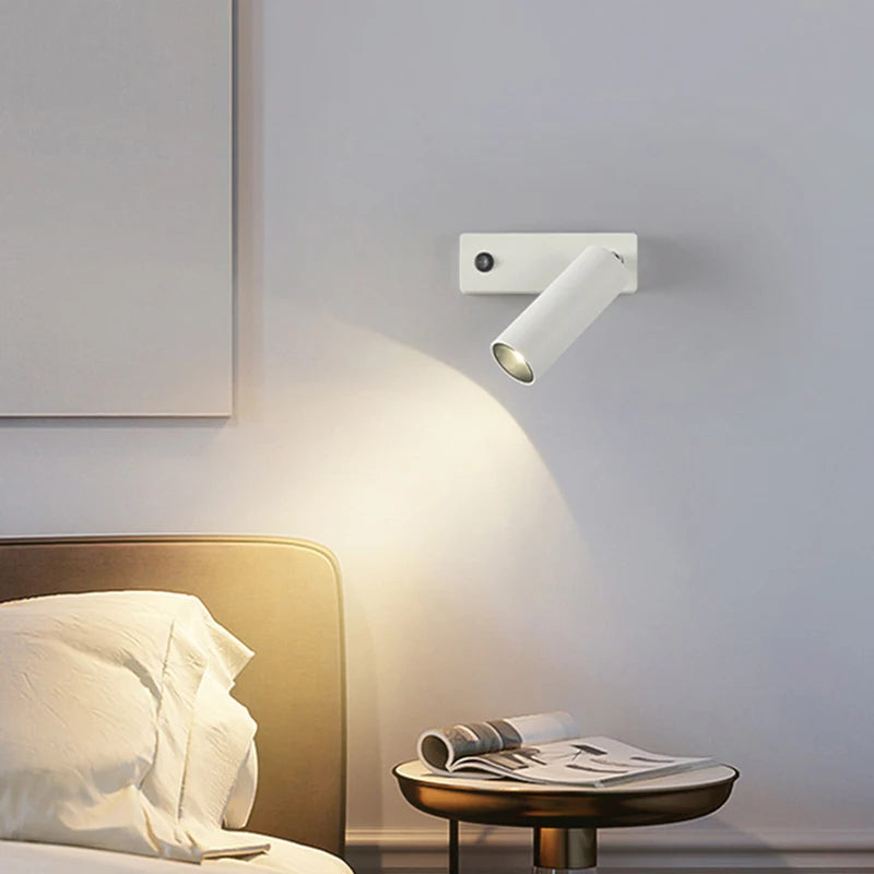 Applique murale LED orientable avec un design moderne, parfaite pour l'éclairage de chevet ou de bureau.