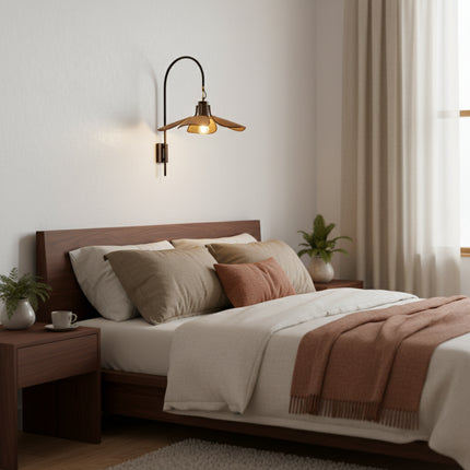 Applique en lin wabi-sabi allumée au-dessus d'une tête de lit dans une chambre chaleureuse