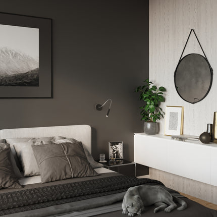 Ambiance chambre coucher avec applique liseuse flexible acier noir au dessus du lit