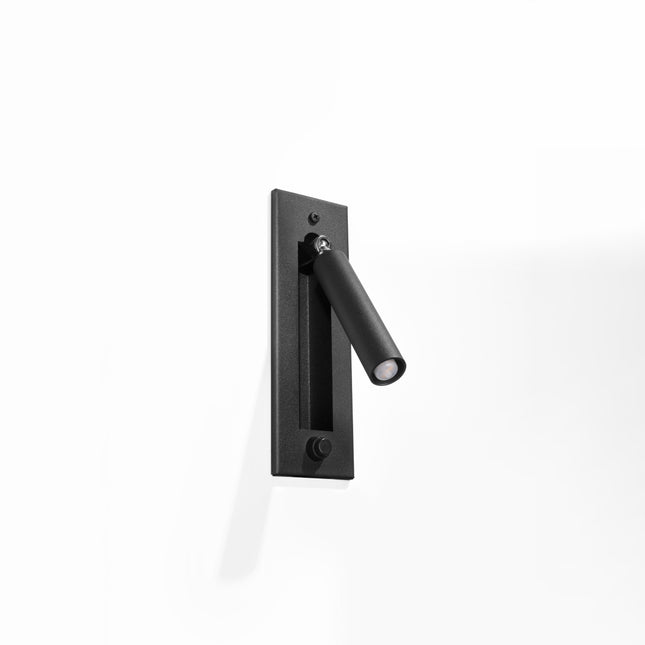 Applique liseuse murale en acier noir, bras cylindrique orientable déplié sur fond blanc