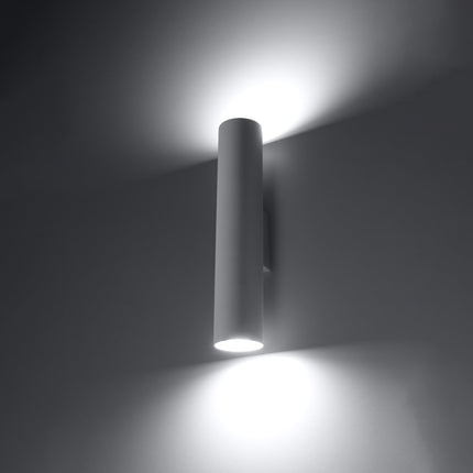 Applique Long Cylindre blanche en acier le long d'un couloir moderne