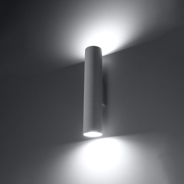 Applique Long Cylindre blanche en acier le long d'un couloir moderne
