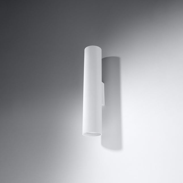 Applique murale Long Cylindre blanche en acier dans un salon contemporain