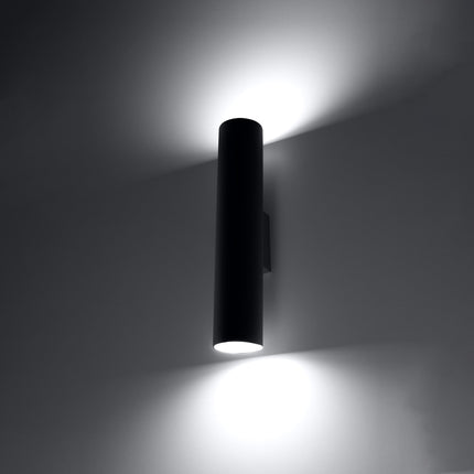 Applique Long Cylindre noire en acier le long d'un couloir moderne