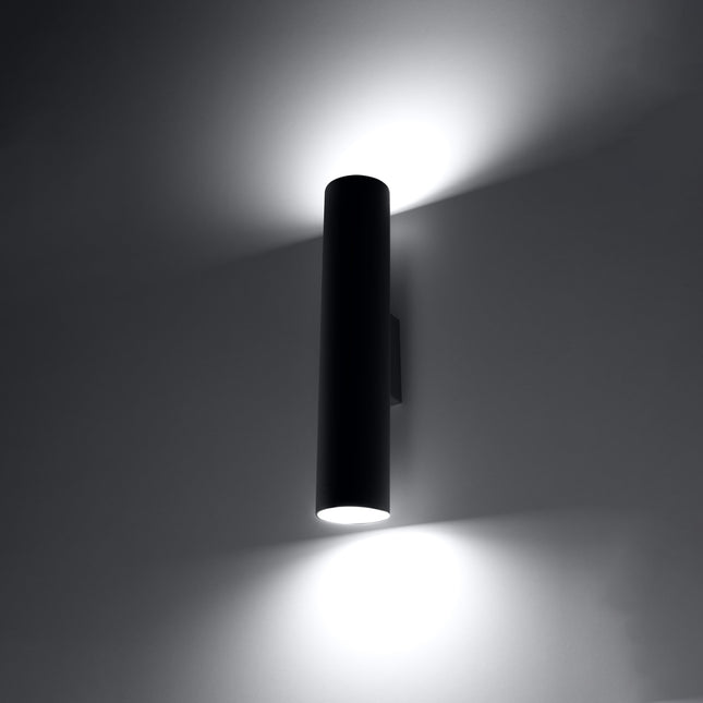 Applique Long Cylindre noire en acier le long d'un couloir moderne