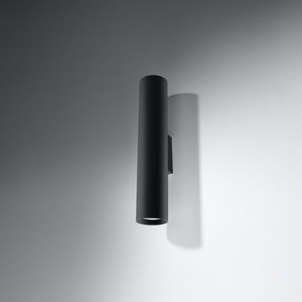 Applique murale Long Cylindre noire en acier dans un salon contemporain