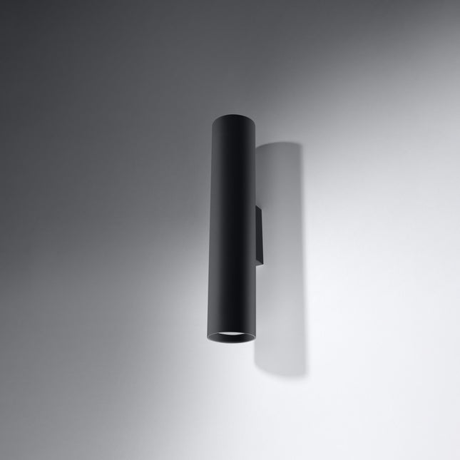 Applique murale Long Cylindre noire en acier dans un salon contemporain