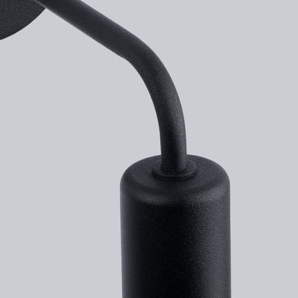Détail du bras coudé en acier noir de l'applique Lumea