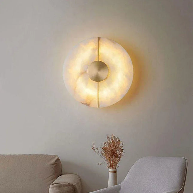 Applique en marbre et cuivre diffusant une lumière LED douce au mur