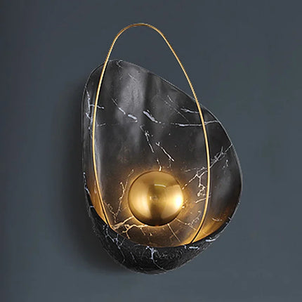 Applique en marbre à finition dorée diffusant une lumière LED douce
