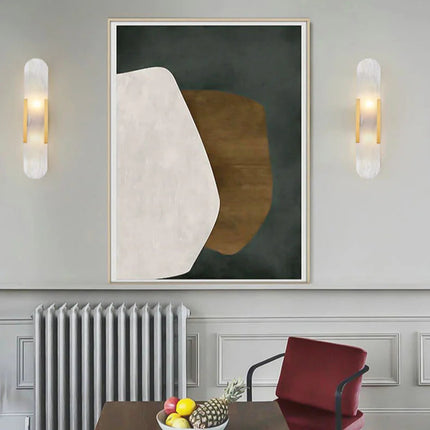 Deux appliques en marbre naturel dorées encadrant une œuvre d'art au-dessus d'une salle à manger