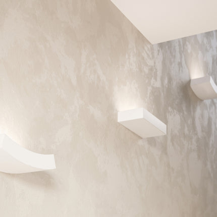 Détail de l'applique Marche en céramique blanche diffusant une lumière indirecte