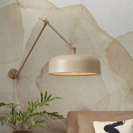 Applique murale Marseille fer sable déployée au-dessus d'un canapé dans un salon japandi